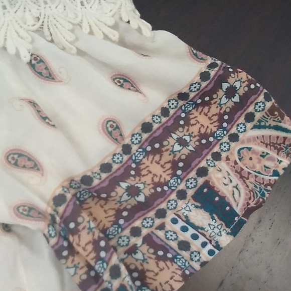 ❤️SOLD!❤️LA Hearts Lacey Paisley Floral Crop Top - Picture 3 of 8